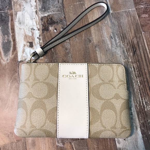 Coach Handbags - 🌿SALE🌿COACH Corner Zip Wristlet
